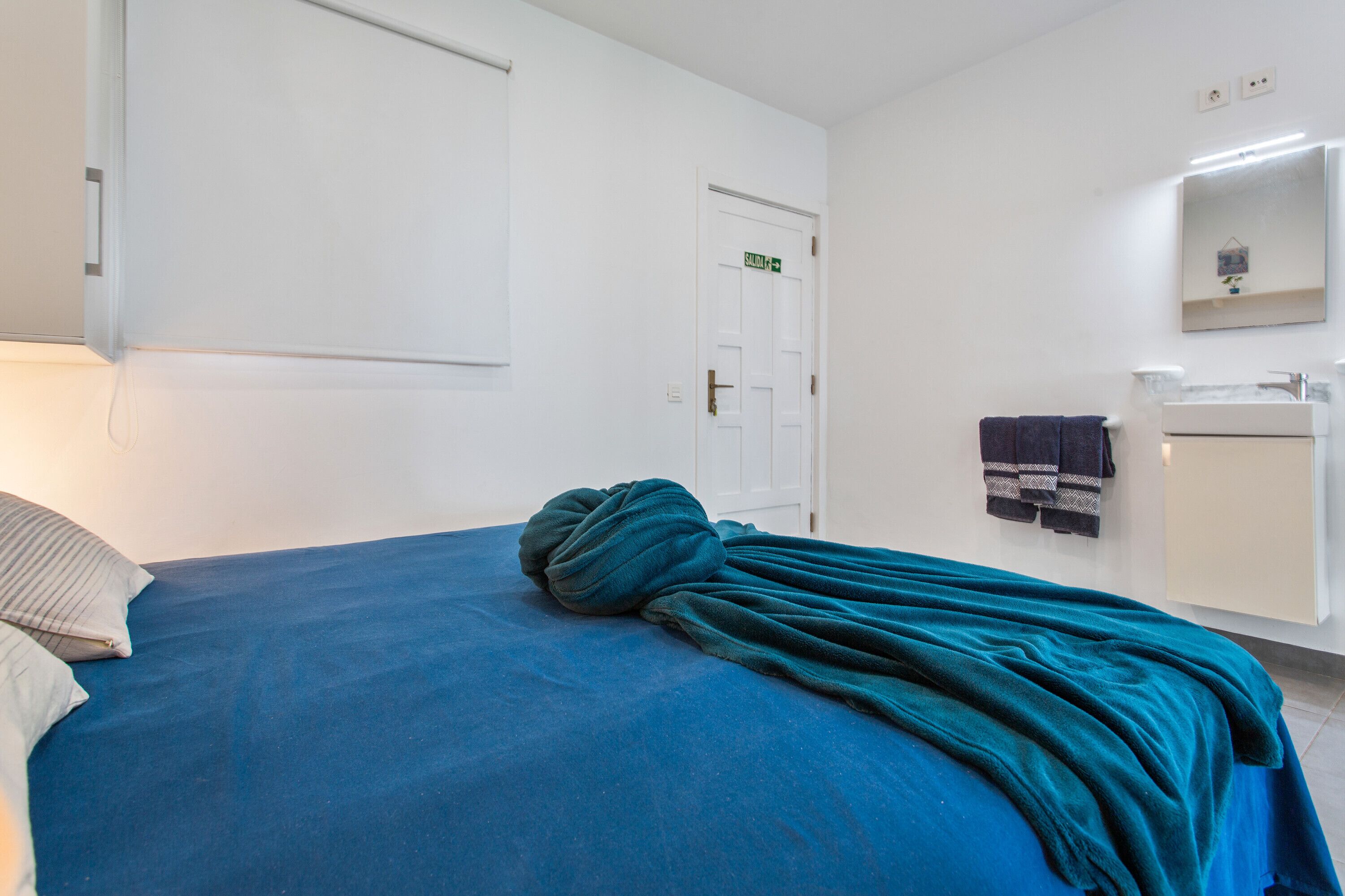 Een strijkplank/strijkijzer, wifi, beddengoed