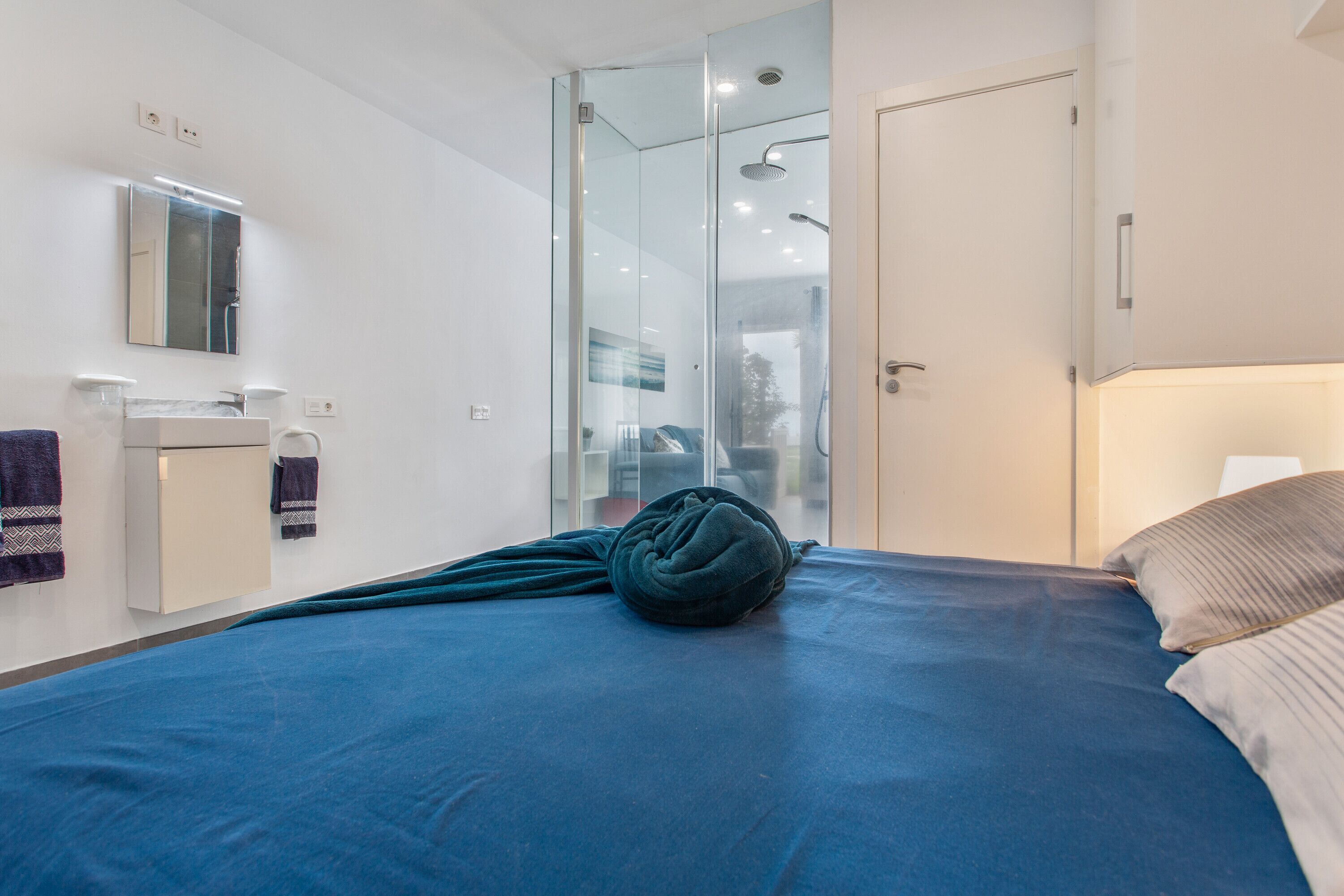 Iron/ironing board, WiFi, bed sheets