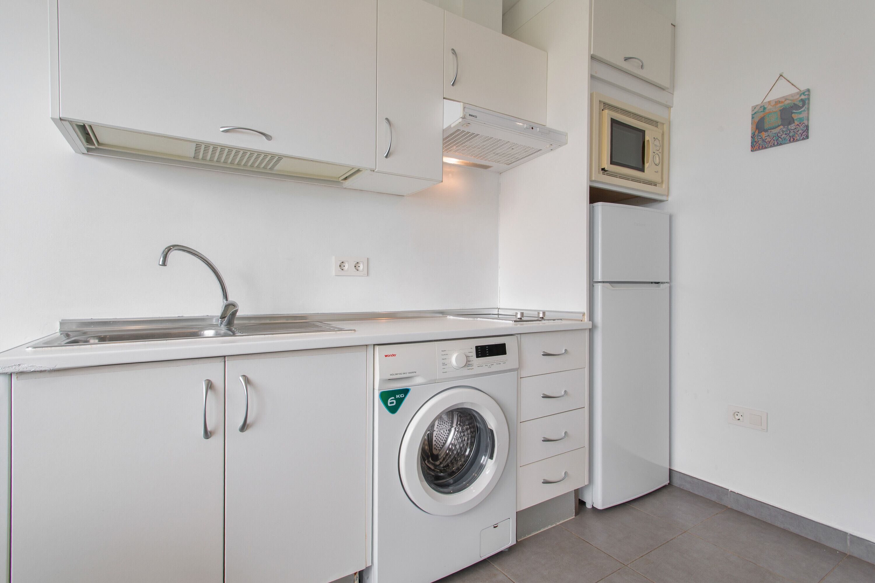 Een koelkast, een magnetron, een kookplaat