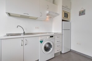 Een koelkast, een magnetron, een kookplaat