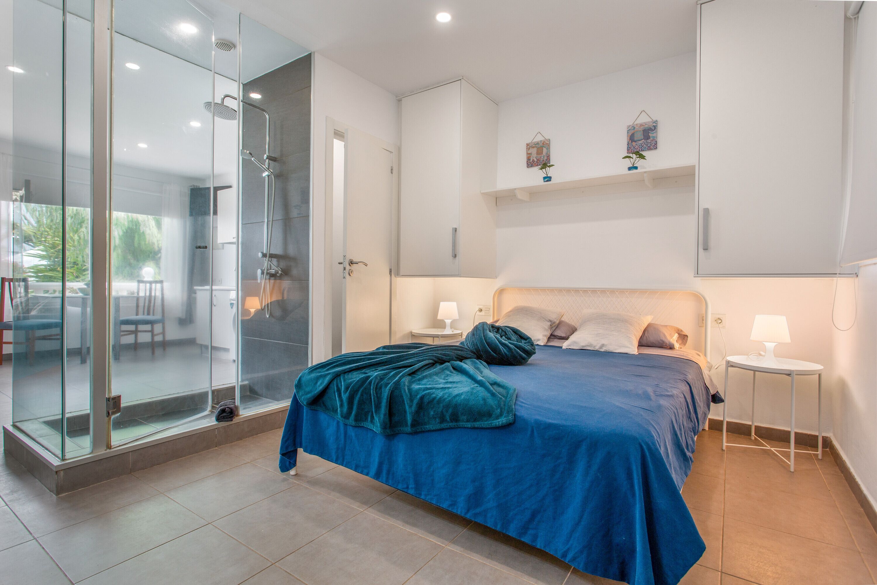 Tabla de planchar con plancha, wifi y ropa de cama 