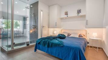 Tabla de planchar con plancha, wifi y ropa de cama