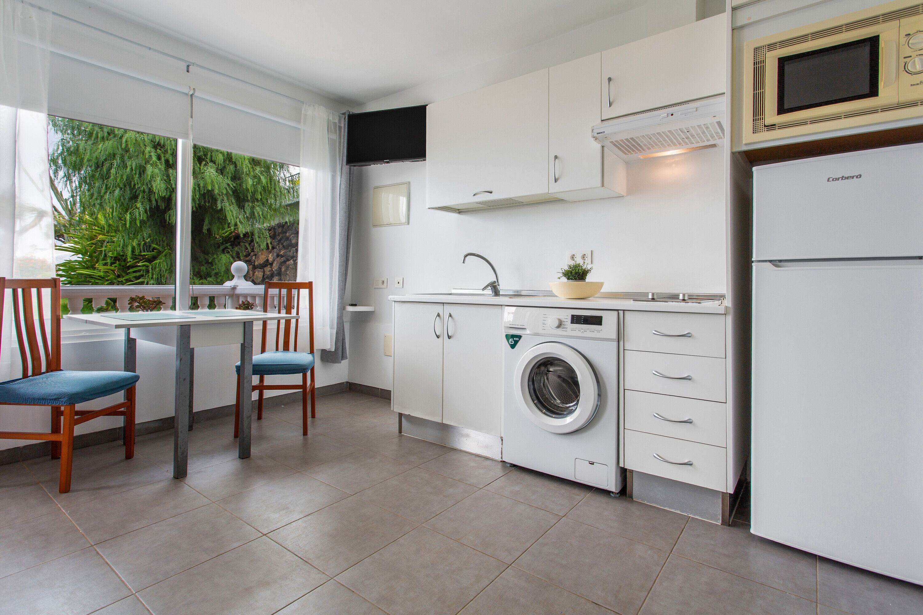 Een koelkast, een microgolfoven, een kookplaat