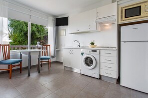 Een koelkast, een magnetron, een kookplaat