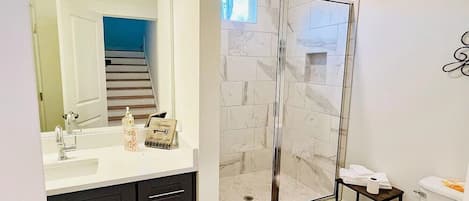 Douche, serviettes fournies, savon, papier de toilette
