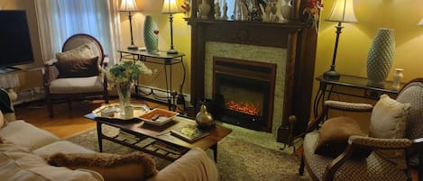 Smart TV, fireplace, DVD player, books