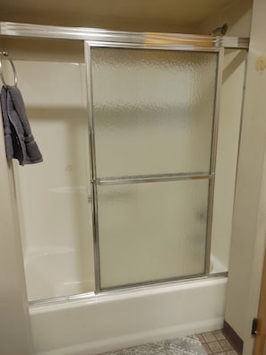 Haartrockner, Handtücher, Seife, Toilettenpapier