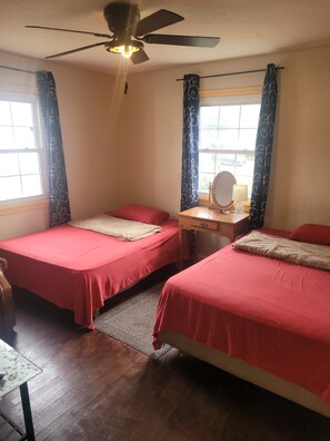 Classic House | Free WiFi - House can sleep 8 or more people (Aliquippa)