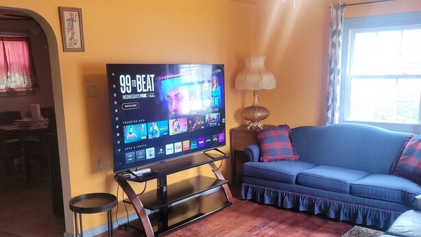 A living room with a flat-screen TV, a ceiling fan, a sofa, and a coffee table. - House can sleep 8 or more people (Aliquippa)