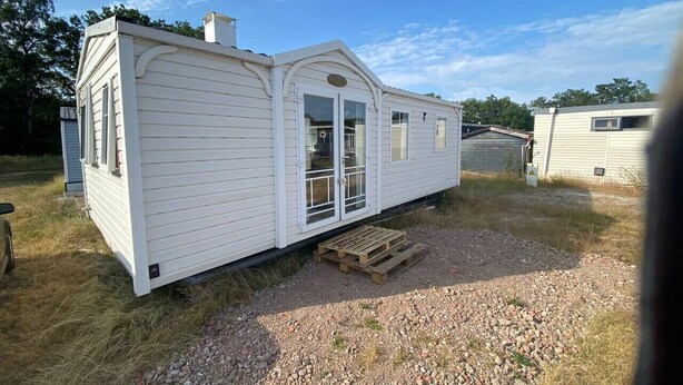A white mobile home with a front porch and a small deck. - Lovely home at park de Kniphorst (Anloo)