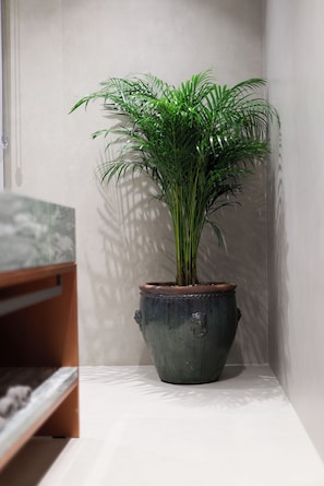 Habitació doble Deluxe, balcó | Bany | Articles de tocador gratuïts, assecador de cabells i barnussos