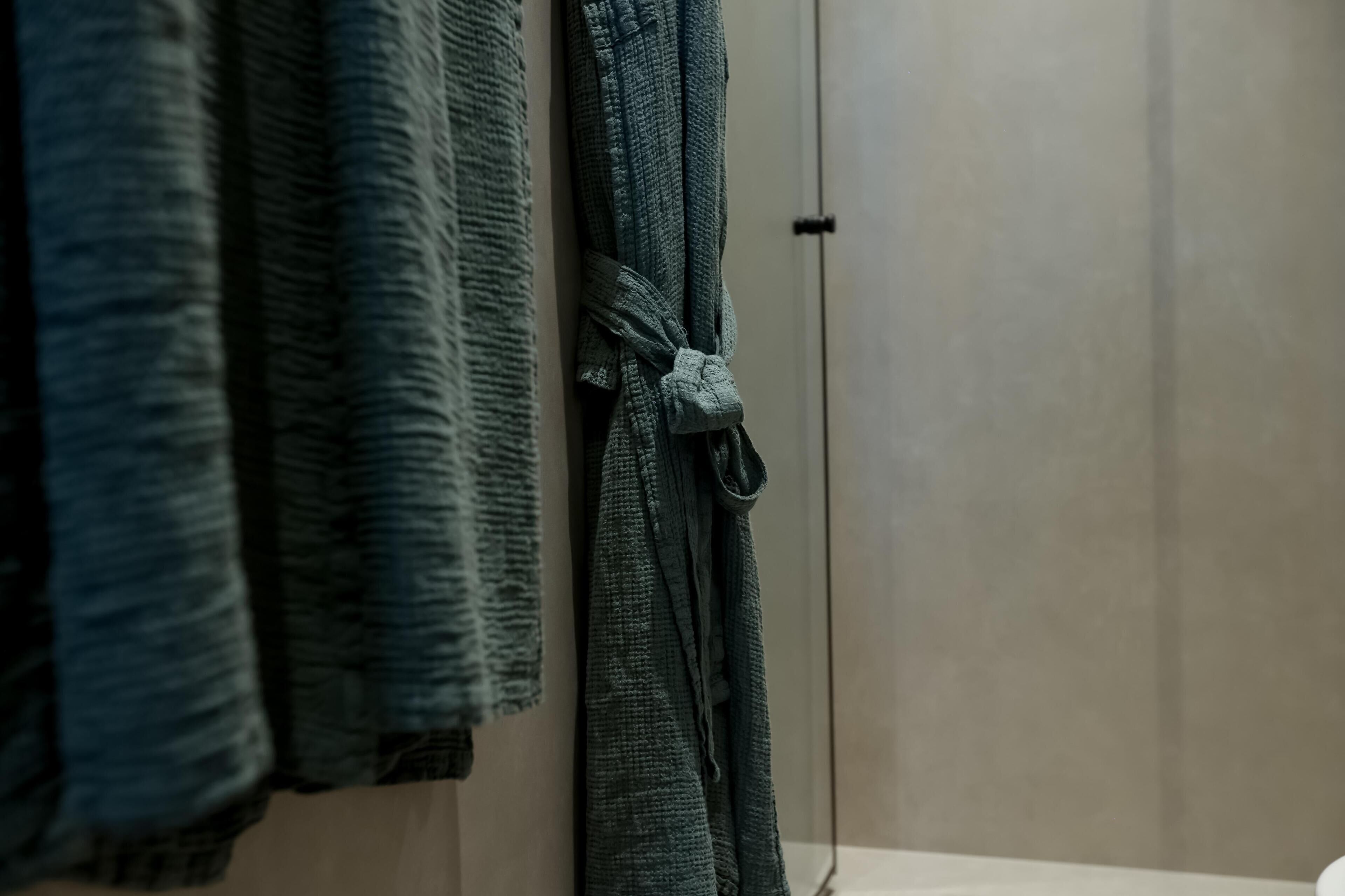 Habitación doble superior, vistas a la ciudad | Baño | Artículos de higiene personal gratuitos, secador de pelo y albornoces