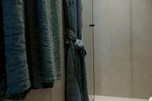 A bathroom with a towel rack holding several towels. - Padam Boutique Hotel & Restaurant (Tirana)