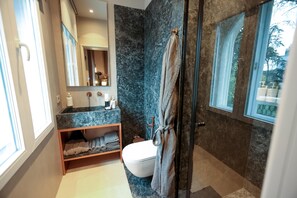 Quarto casal superior, sacada, vista para o jardim | Banheiro | Produtos de toalete grátis, secador de cabelo, roupões de banho 