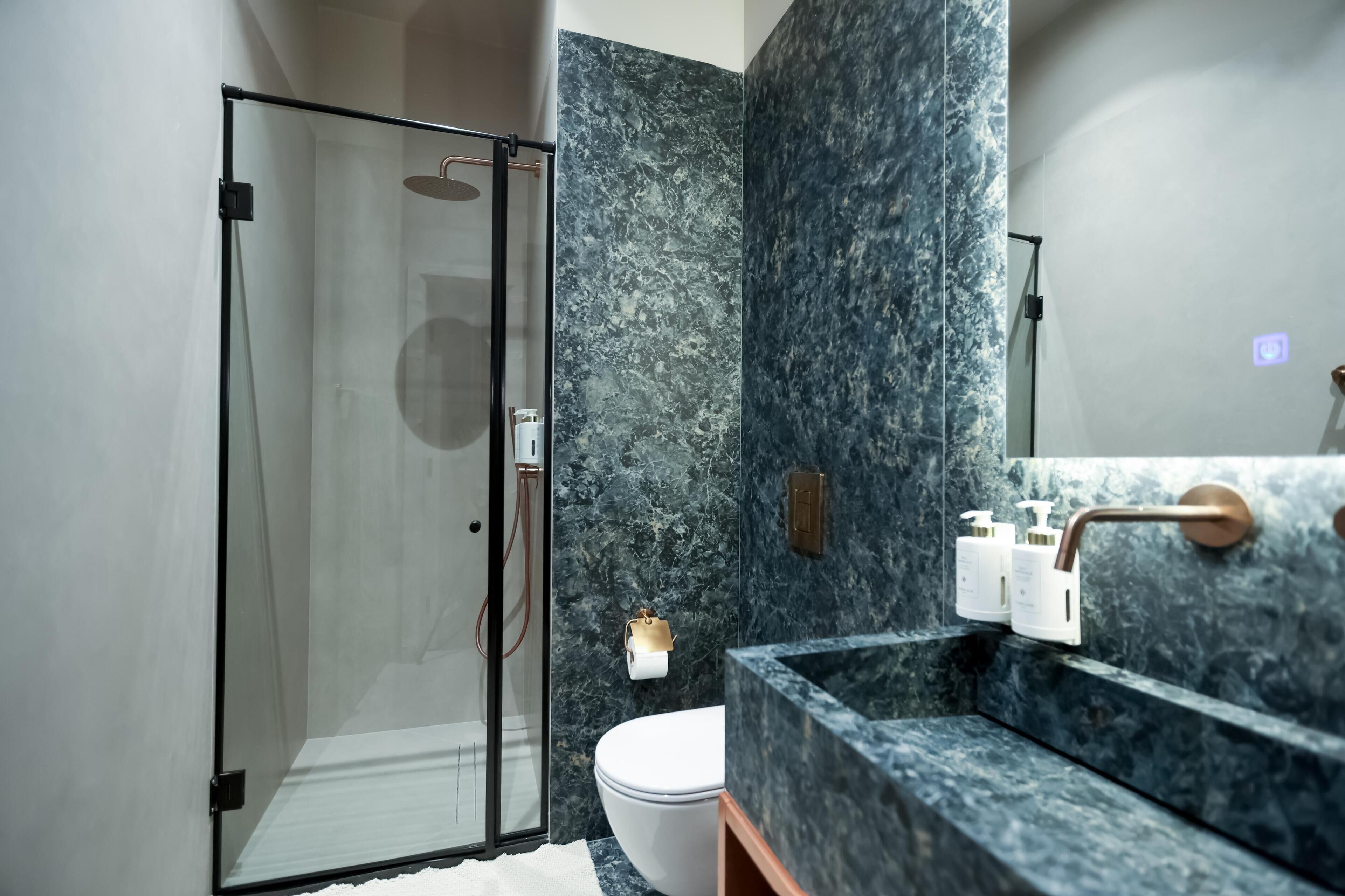 Standaard tweepersoonskamer, uitzicht op tuin | Badkamer | Gratis toiletartikelen, een haardroger, badjassen, handdoeken