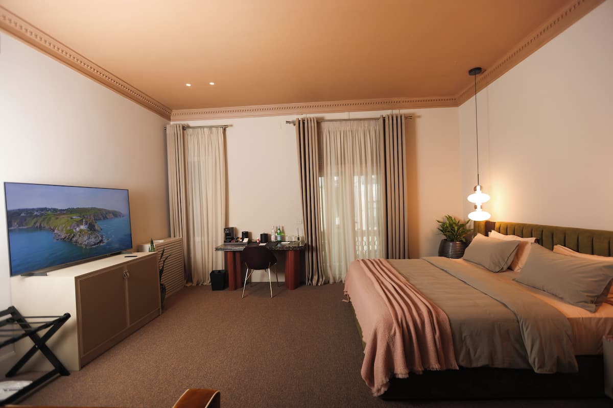 Deluxe Double Room, Balcony | Hypo-allergenic bedding available, minibar, WiFi (free), bed sheets