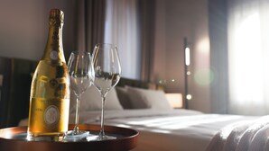 Eine Flasche Cristal Champagner und zwei Gläser auf einem Tablett in einem Hotelzimmer.