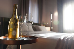 Ropa de cama hipoalergénica, minibar, wifi gratis y ropa de cama 