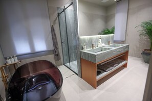 Habitación Deluxe doble, balcón | Baño | Artículos de higiene personal gratuitos, secador de pelo y albornoces