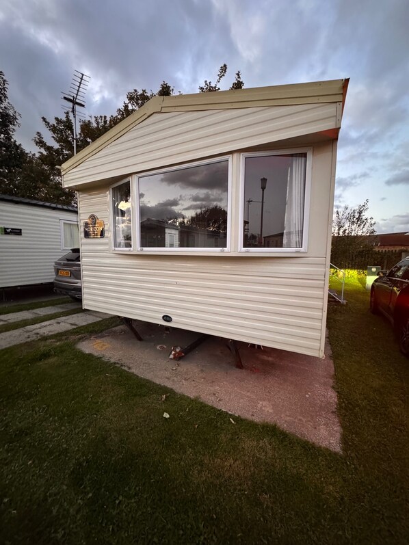 Exterior - 2 Bed Caravan - Sleeps 6 - Pet Friendly, Parking (Abergele)