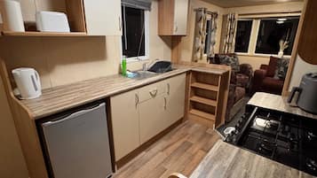 Fridge, oven, stovetop, electric kettle