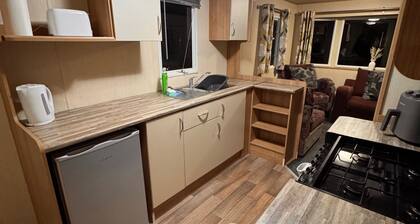 2 Bed Caravan - Sleeps 6 - Pet Friendly, Parking