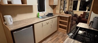 2 Bed Caravan - Sleeps 6 - Pet Friendly, Parking
