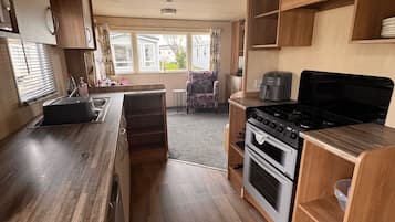 Fridge, oven, stovetop, electric kettle