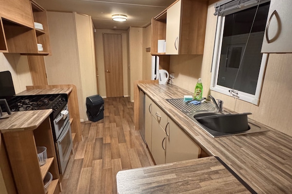 Fridge, oven, stovetop, electric kettle