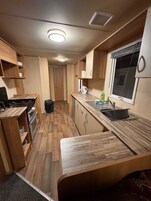 Frigorífico, horno, placa de cocina y hervidor eléctrico