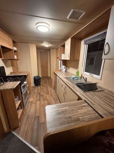 2 Bed Caravan - Sleeps 6 - Pet Friendly, Parking