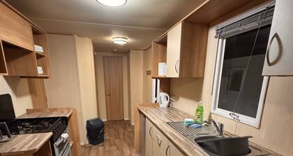 2 Bed Caravan - Sleeps 6 - Pet Friendly, Parking