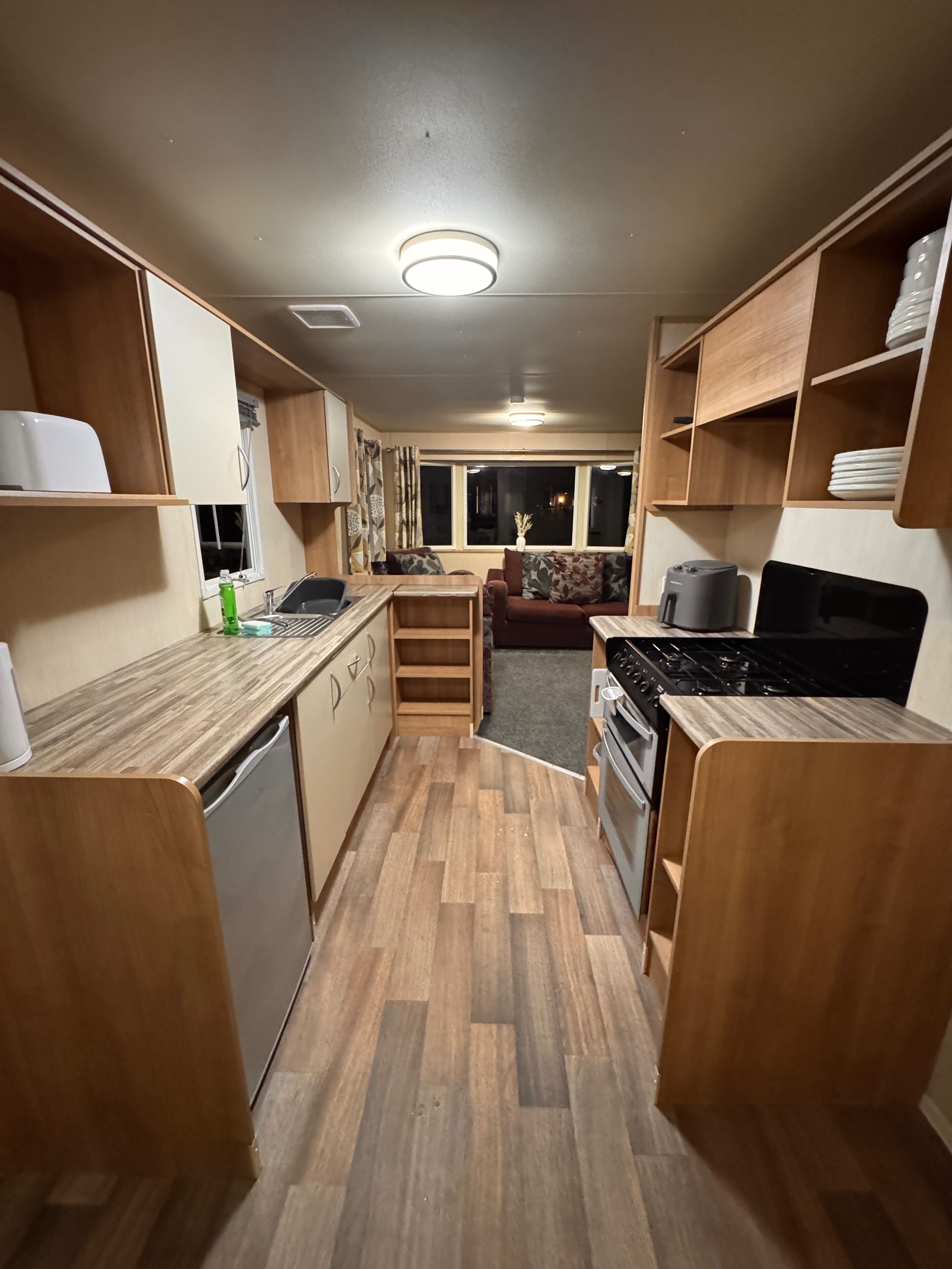 Kjøleskap, ovn, kokeplater og vannkoker