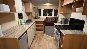 Fridge, oven, stovetop, electric kettle