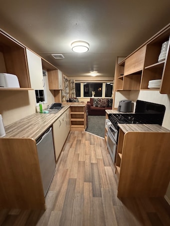 Refrigerador, horno, parrilla de estufa y tetera eléctrica