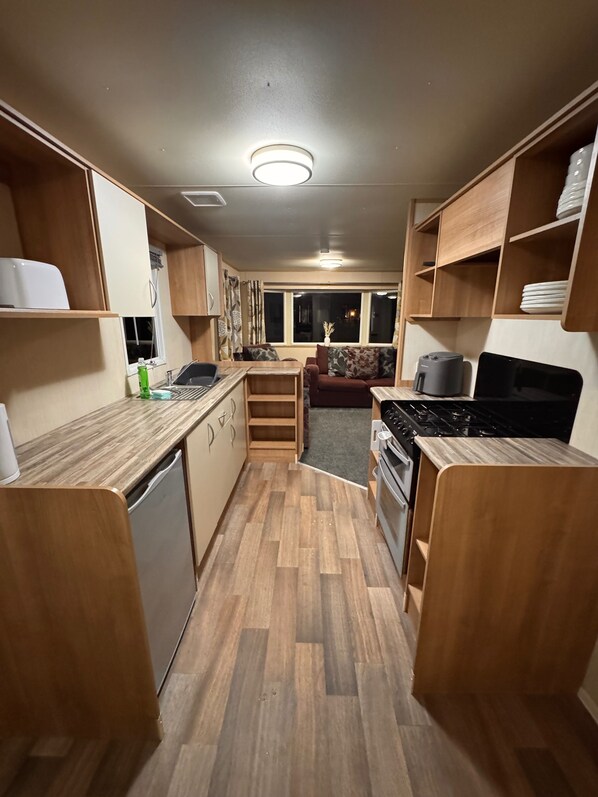 Køleskab, ovn, kogeplade, elkedel