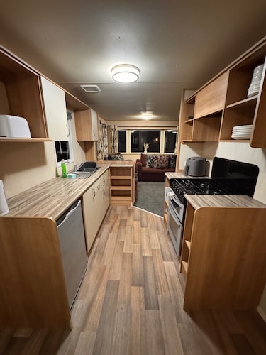 2 Bed Caravan - Sleeps 6 - Pet Friendly, Parking