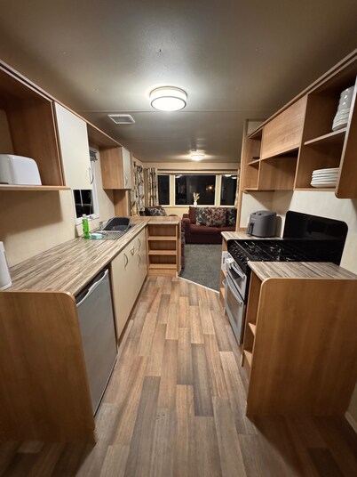 2 Bed Caravan - Sleeps 6 - Pet Friendly, Parking