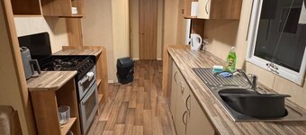 2 Bed Caravan - Sleeps 6 - Pet Friendly, Parking