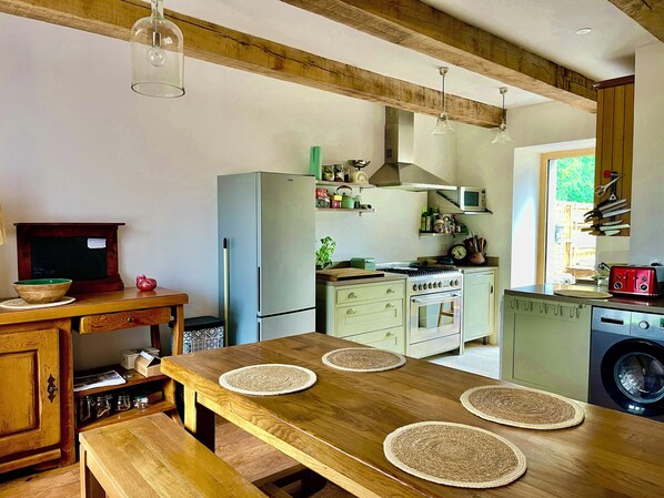 Réfrigérateur, four à micro-ondes, un four, surface de cuisson