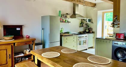 Cozy & Artistic 2-Bedroom Cottage Near Brocéliande
