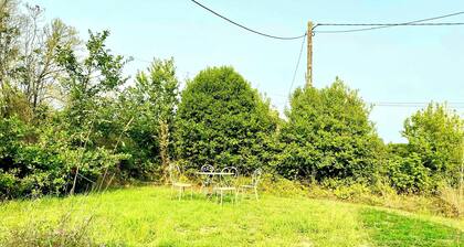 Cozy & Artistic 2-Bedroom Cottage Near Brocéliande