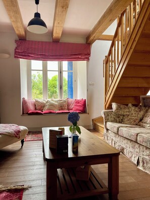 Foyer, table de baby-foot, livres, imprimante