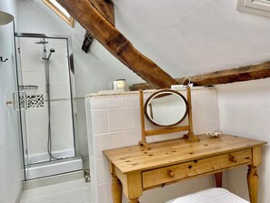 Douche, articles de toilette écologiques, sèche-cheveux