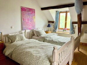 2 chambres, coffres-forts dans les chambres, fer et planche à repasser