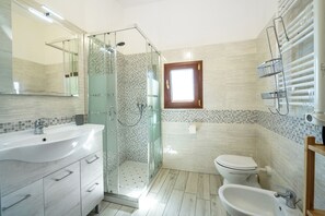 Douche, sĂšche-cheveux, bidet, serviettes fournies