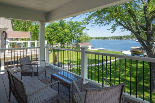 Serene 4-bedroom Lake House in Pewaukee-Hot Tub!