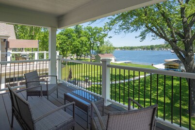 Serene 4-bedroom Lake House in Pewaukee-Hot Tub!
