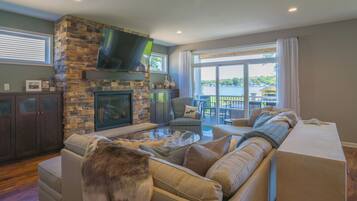 Smart TV, chimenea, futbolito y tenis de mesa