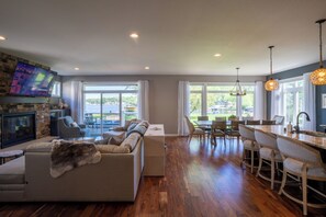 Smart TV, chimenea, futbolito y tenis de mesa 